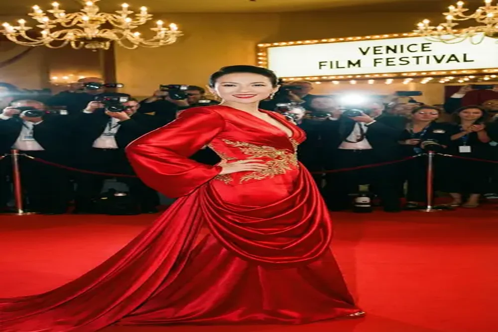 香蕉社区与国际知名女演员合作红毯照片